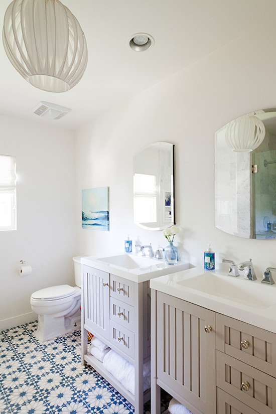 Inspiration för mellanstora en-suite badrum, med ett integrerad handfat, beige skåp, ett badkar i en alkov, en dusch i en alkov, en toalettstol med hel cisternkåpa, vita väggar och klinkergolv i keramik