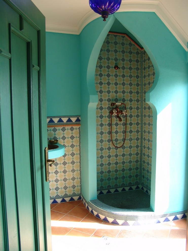 Пример оригинального дизайна: главная ванная комната в средиземноморском стиле с накладной раковиной, душем без бортиков, инсталляцией, разноцветной плиткой, синими стенами и полом из терракотовой плитки