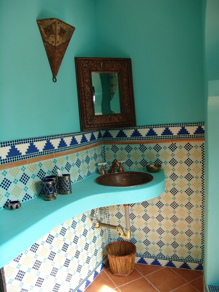 Modelo de cuarto de baño principal mediterráneo con lavabo integrado, encimera de cemento, baldosas y/o azulejos multicolor, baldosas y/o azulejos en mosaico, paredes azules y suelo de baldosas de terracota