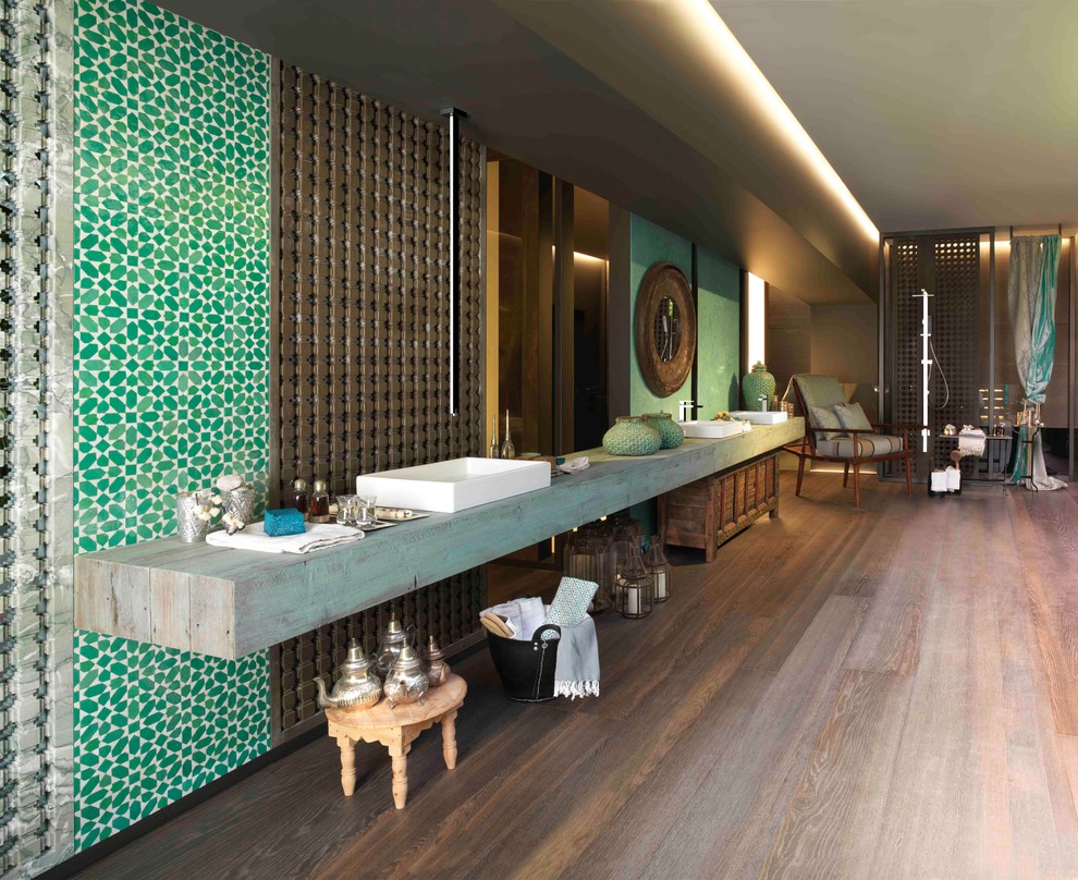 Пример оригинального дизайна: ванная комната в современном стиле с настольной раковиной и зелеными стенами