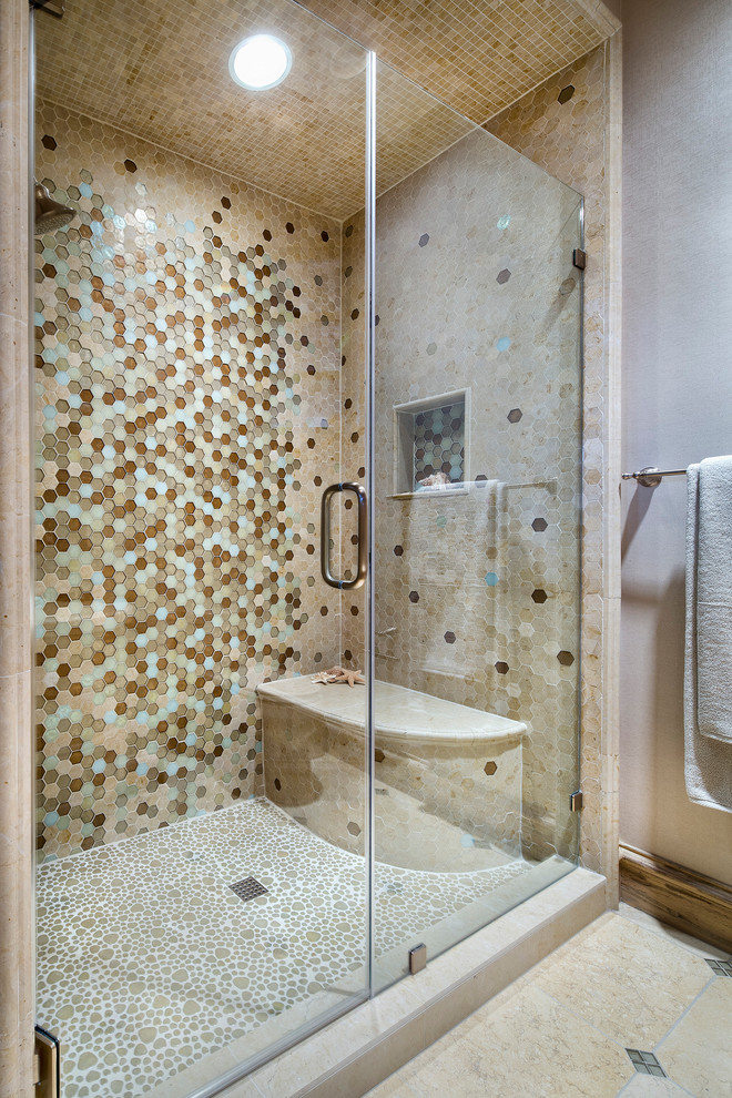На фото: ванная комната среднего размера в средиземноморском стиле с фасадами с утопленной филенкой, светлыми деревянными фасадами, разноцветной плиткой, плиткой мозаикой, разноцветными стенами, бежевым полом, душем в нише, полом из галечной плитки, накладной раковиной, душем с распашными дверями и розовой столешницей