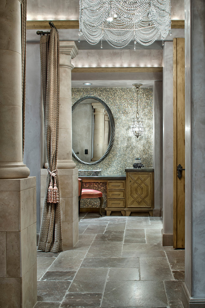 Пример оригинального дизайна: огромная главная ванная комната в средиземноморском стиле с разноцветными стенами, фасадами с утопленной филенкой, светлыми деревянными фасадами, отдельно стоящей ванной, разноцветной плиткой, плиткой мозаикой, столешницей из гранита, зеленой столешницей, мраморным полом и коричневым полом
