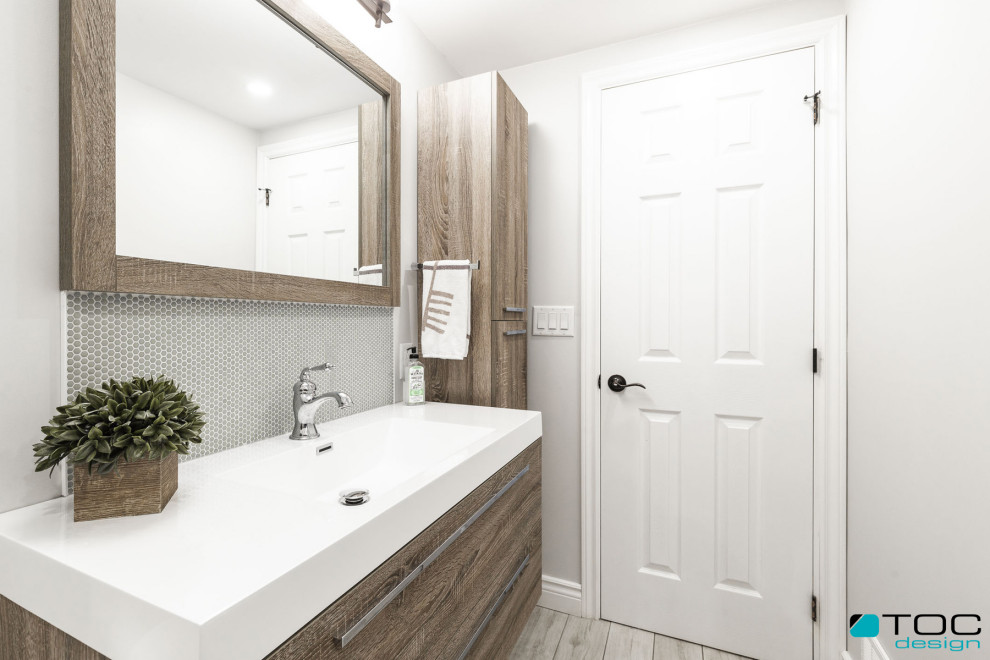 Inspiration för ett mellanstort rustikt vit vitt badrum med dusch, med släta luckor, skåp i mellenmörkt trä, ett badkar i en alkov, en dusch/badkar-kombination, en toalettstol med hel cisternkåpa, grå kakel, keramikplattor, grå väggar, klinkergolv i porslin, ett integrerad handfat, bänkskiva i akrylsten, grått golv och dusch med duschdraperi