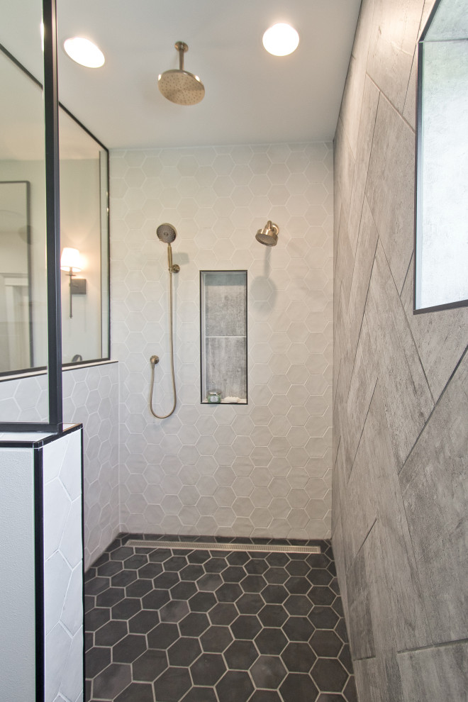 Bathroom - cottage master porcelain tile and black floor bathroom idea with a niche