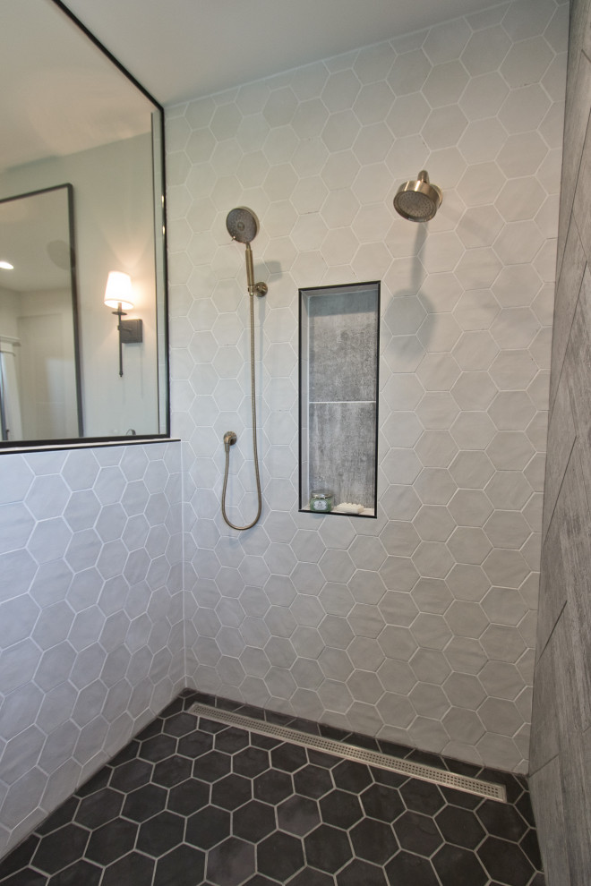 Idéer för att renovera ett lantligt en-suite badrum, med en öppen dusch, klinkergolv i porslin, svart golv och med dusch som är öppen