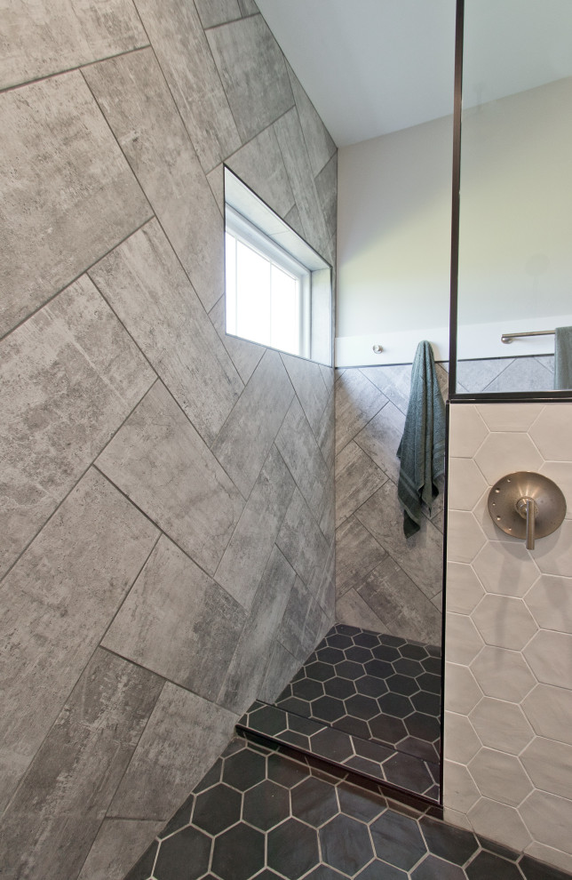 Landhausstil Badezimmer En Suite mit offener Dusche, Porzellan-Bodenfliesen, schwarzem Boden und offener Dusche