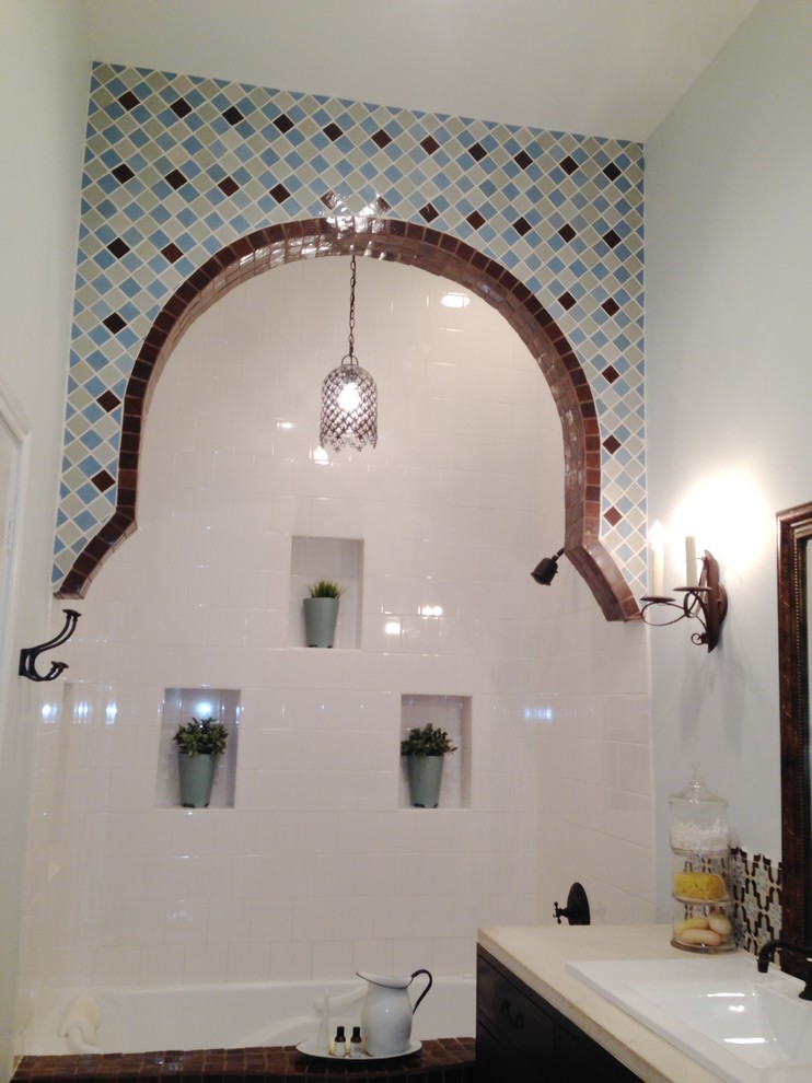 Idée de décoration pour une salle de bain principale tradition en bois foncé avec un lavabo posé, un placard à porte plane, un plan de toilette en béton, une baignoire encastrée, WC à poser, un carrelage beige, un mur bleu et un sol en carrelage de porcelaine.