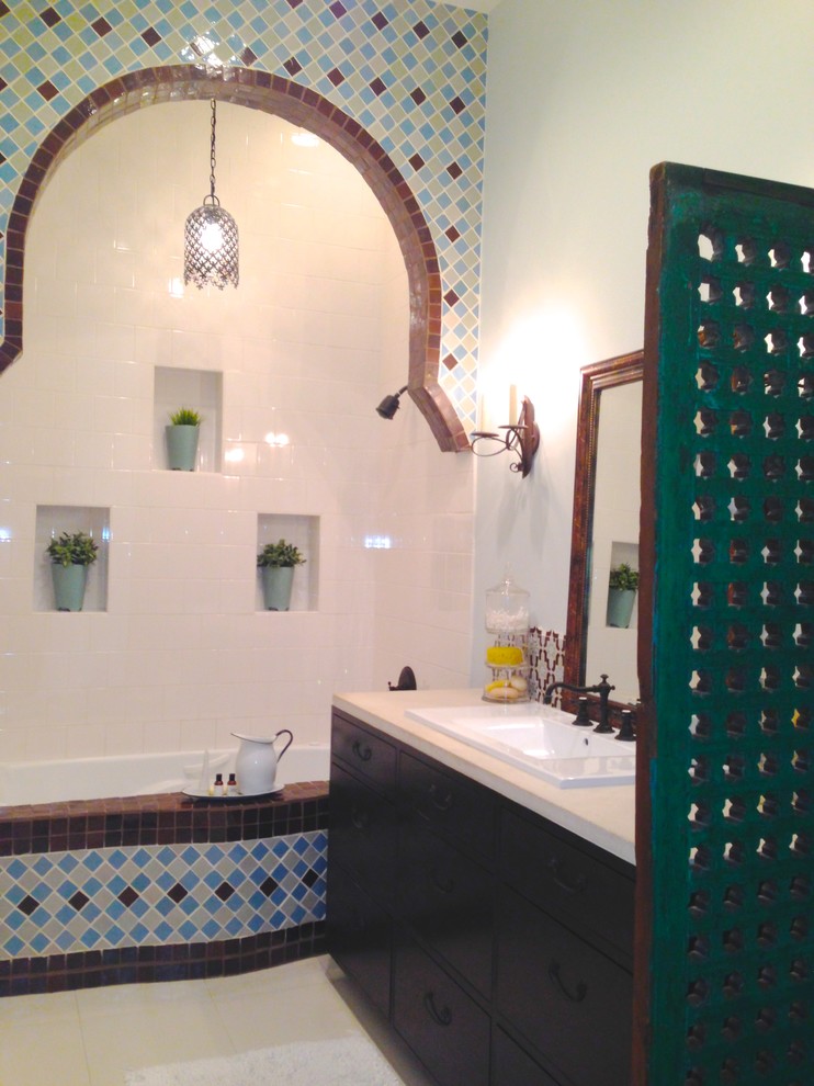 Idee per una stanza da bagno padronale chic con lavabo da incasso, ante lisce, ante in legno bruno, top in cemento, vasca sottopiano, WC monopezzo, piastrelle beige, pareti blu e pavimento in gres porcellanato