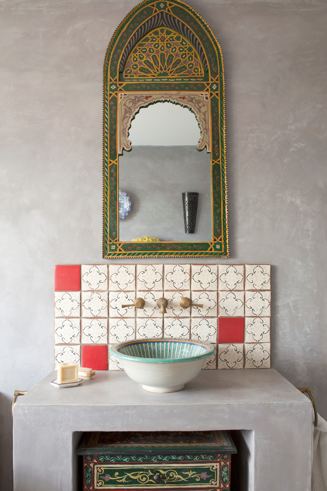 Modelo de cuarto de baño mediterráneo con baldosas y/o azulejos multicolor, baldosas y/o azulejos rojos, paredes grises, lavabo sobreencimera y encimera de cemento