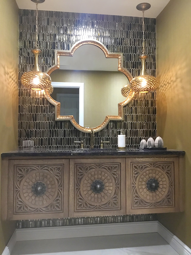 Bild på ett mellanstort eklektiskt lila lila badrum med dusch, med möbel-liknande, skåp i ljust trä, en toalettstol med hel cisternkåpa, beige kakel, glaskakel, beige väggar, klinkergolv i porslin, ett undermonterad handfat, bänkskiva i akrylsten och vitt golv