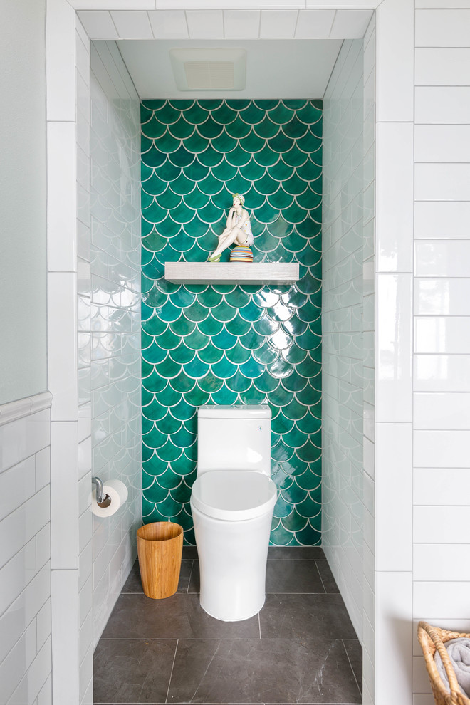Großes Maritimes Badezimmer En Suite mit Toilette mit Aufsatzspülkasten, grünen Fliesen, weißer Wandfarbe, Porzellan-Bodenfliesen, grauem Boden, Porzellanfliesen und WC-Raum in Seattle