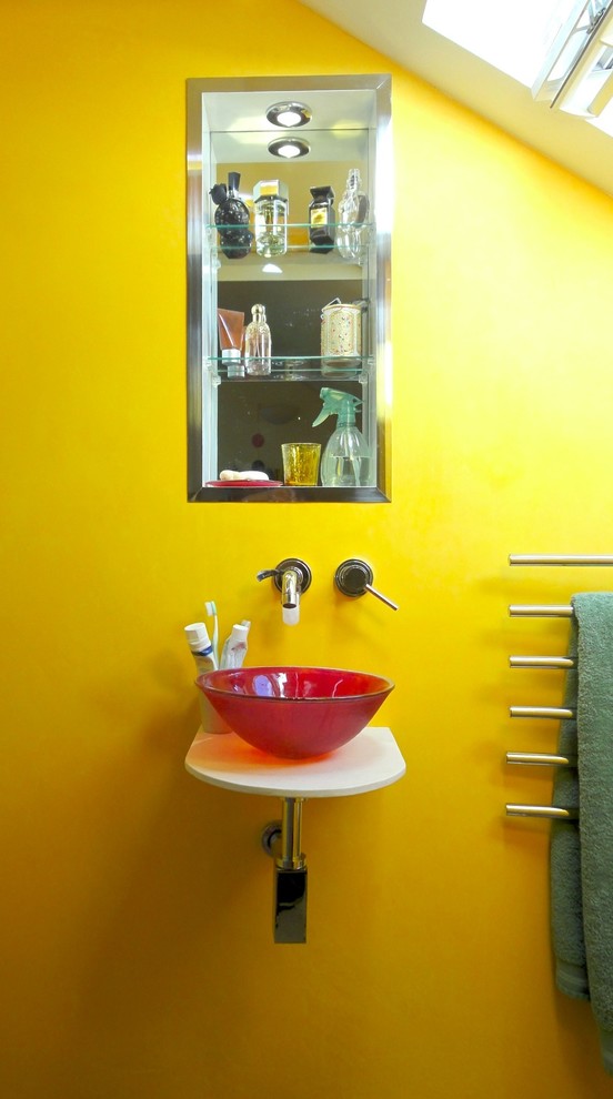 Cette image montre une petite salle d'eau bohème avec une vasque, une douche à l'italienne, WC suspendus, un mur jaune et un sol en carrelage de porcelaine.