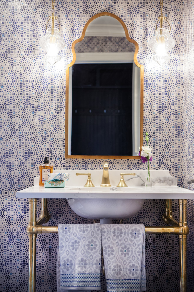 На фото: маленькая ванная комната в стиле фьюжн с полом из керамической плитки, мраморной столешницей, синим полом и белой столешницей для на участке и в саду с
