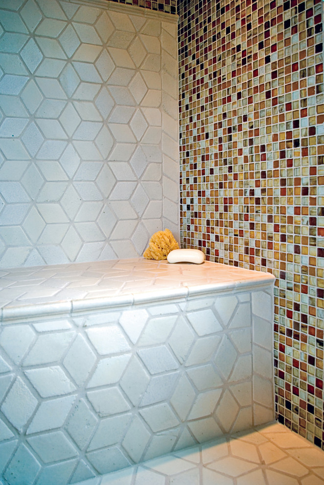 Foto de cuarto de baño principal mediterráneo de tamaño medio con lavabo bajoencimera, baldosas y/o azulejos multicolor, baldosas y/o azulejos en mosaico y paredes blancas