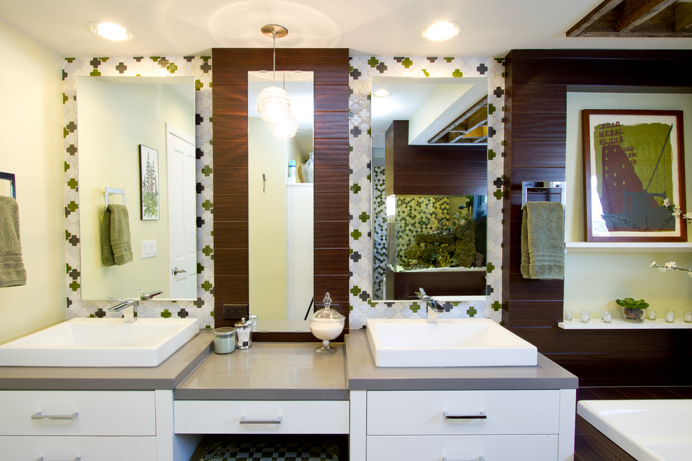 Источник вдохновения для домашнего уюта: большая главная ванная комната в стиле фьюжн с настольной раковиной, плоскими фасадами, белыми фасадами, накладной ванной, душем в нише, унитазом-моноблоком, разноцветной плиткой, плиткой мозаикой, белыми стенами, полом из керамогранита и столешницей из кварцита