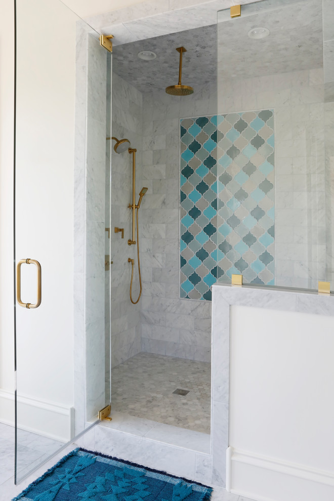 Klassisk inredning av ett stort vit vitt en-suite badrum, med ett fristående badkar, en öppen dusch, en toalettstol med hel cisternkåpa, blå kakel, marmorkakel, vita väggar, marmorgolv, ett undermonterad handfat, marmorbänkskiva, vitt golv och dusch med gångjärnsdörr
