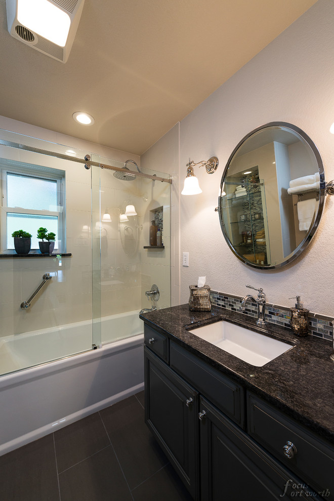 Inspiration för små moderna badrum, med ett undermonterad handfat, möbel-liknande, grå skåp, granitbänkskiva, en dusch/badkar-kombination, flerfärgad kakel, glaskakel och klinkergolv i porslin