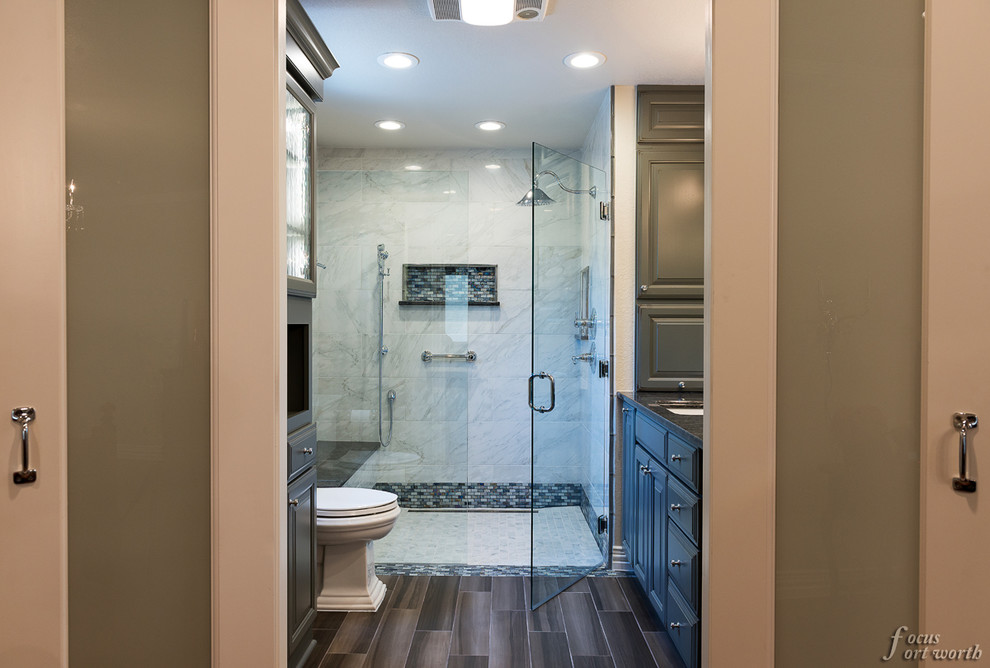 Inspiration för små moderna en-suite badrum, med ett undermonterad handfat, möbel-liknande, grå skåp, granitbänkskiva, en öppen dusch, flerfärgad kakel, glaskakel och klinkergolv i porslin