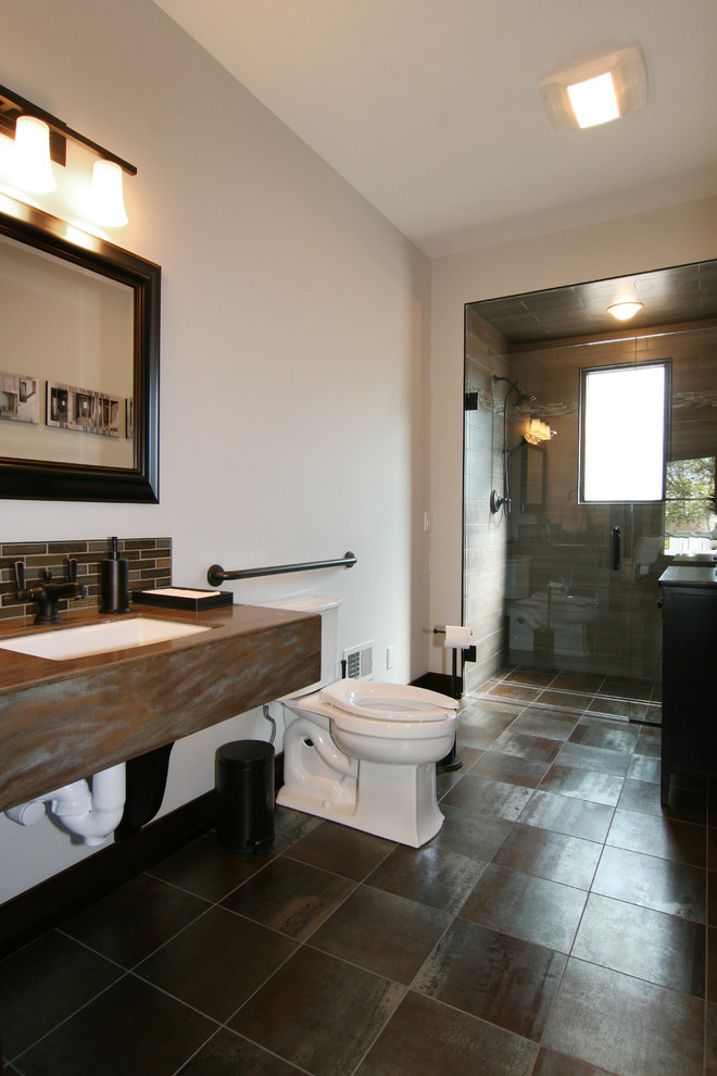 На фото: баня и сауна среднего размера в современном стиле с раздельным унитазом, коричневой плиткой, цементной плиткой и бежевыми стенами с