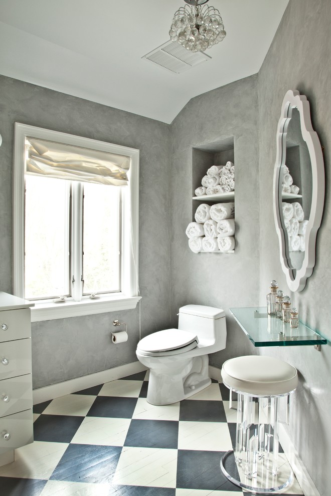 Klassisches Badezimmer mit flächenbündigen Schrankfronten, grauen Schränken, Toilette mit Aufsatzspülkasten, grauer Wandfarbe und gebeiztem Holzboden in New York