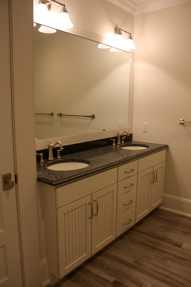 Ejemplo de cuarto de baño tradicional renovado con armarios estilo shaker, puertas de armario blancas, paredes grises, suelo de baldosas de cerámica, lavabo bajoencimera y suelo gris