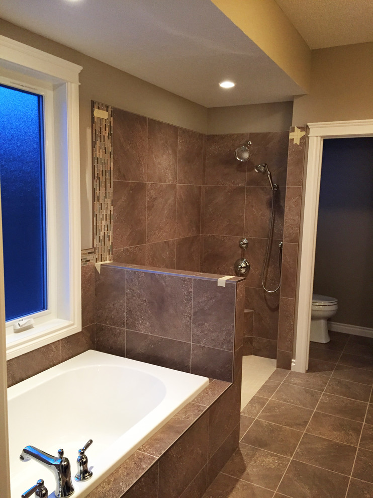 Foto på ett stort vintage en-suite badrum, med ett badkar i en alkov, en hörndusch, brun kakel, porslinskakel, beige väggar och klinkergolv i porslin