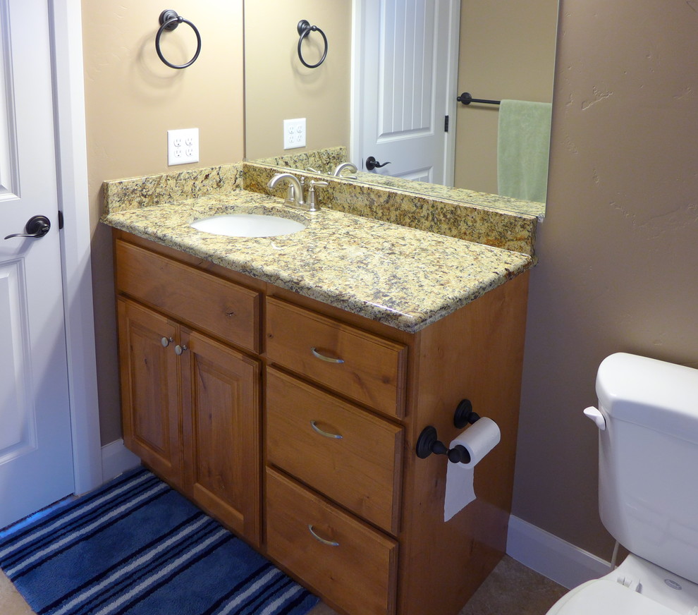 Immagine di una stanza da bagno classica con lavabo sottopiano e top in granito
