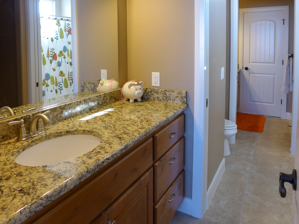 Foto de cuarto de baño clásico con lavabo bajoencimera y encimera de granito