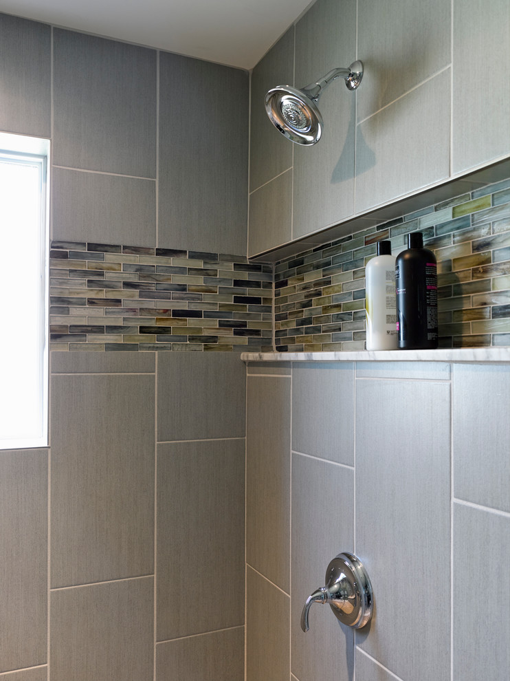 Exempel på ett litet 60 tals badrum med dusch, med skåp i shakerstil, svarta skåp, en dusch i en alkov, en toalettstol med hel cisternkåpa, beige kakel, grå kakel, stickkakel, blå väggar, klinkergolv i porslin, ett undermonterad handfat och marmorbänkskiva