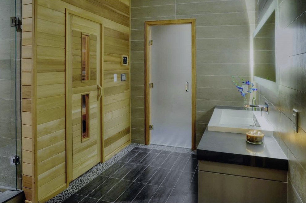 Großes Nordisches Badezimmer En Suite mit Einbauwaschbecken, flächenbündigen Schrankfronten, grauen Schränken, Duschnische, grauen Fliesen und grauer Wandfarbe in Toronto