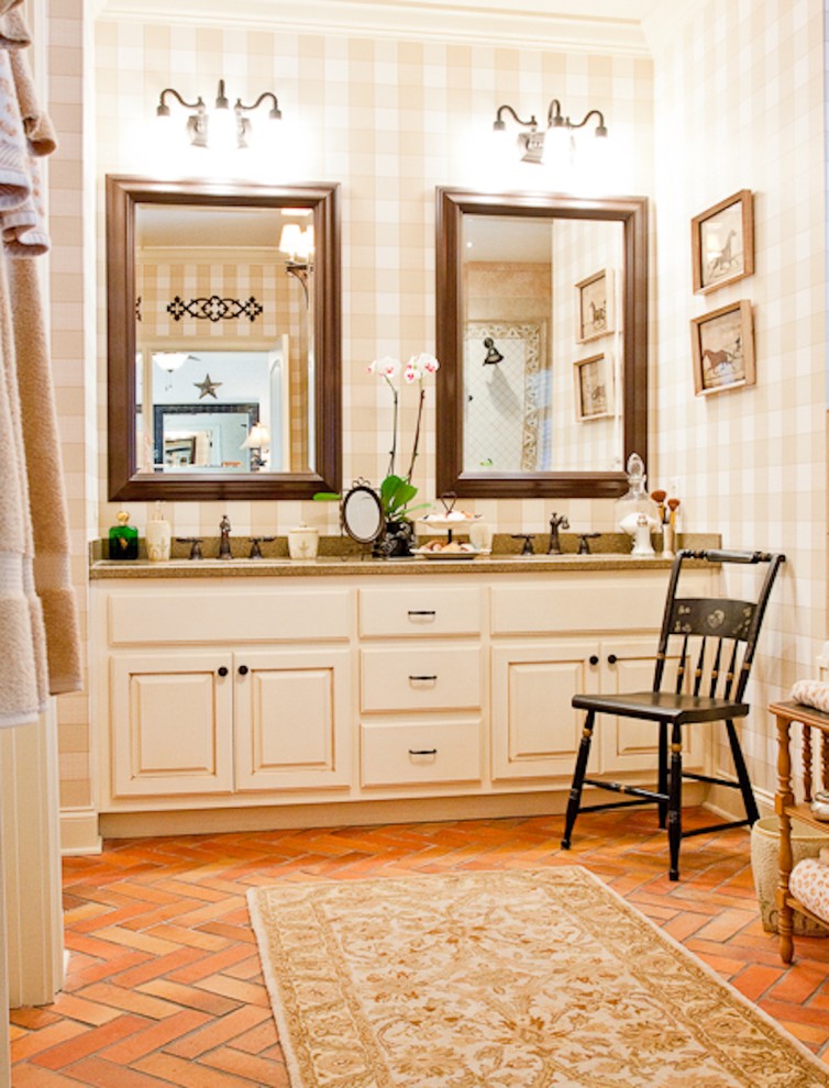 Imagen de cuarto de baño principal de estilo de casa de campo con lavabo bajoencimera, armarios con paneles con relieve, puertas de armario blancas, encimera de granito, paredes beige y suelo de ladrillo