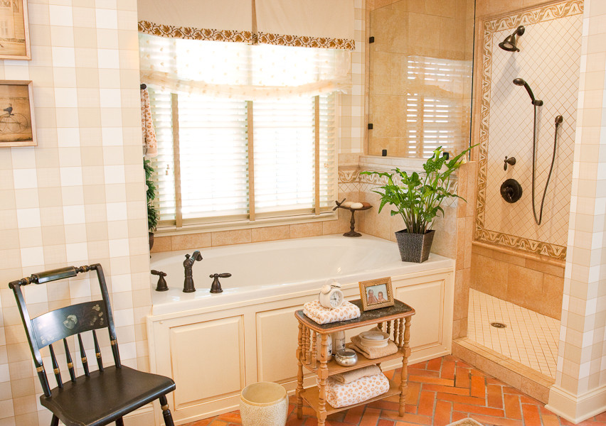 Стильный дизайн: главная ванная комната в стиле кантри с фасадами с выступающей филенкой, белыми фасадами, накладной ванной, открытым душем, белой плиткой, керамической плиткой и кирпичным полом - последний тренд