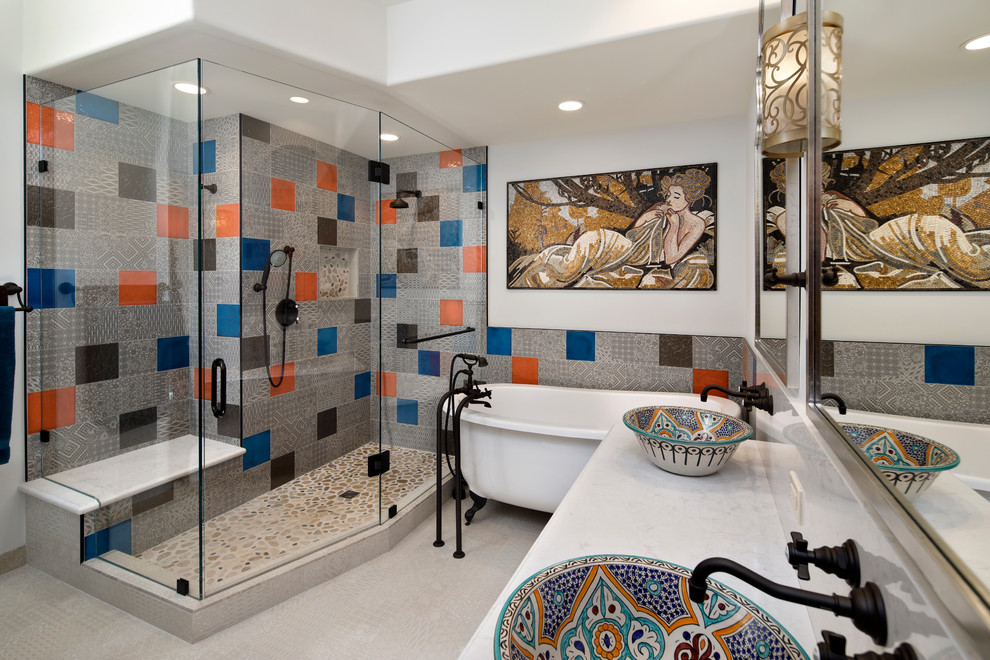 Réalisation d'une salle de bain principale méditerranéenne de taille moyenne avec une baignoire sur pieds, une douche d'angle, un carrelage bleu, un carrelage gris, un carrelage orange, un mur blanc, une vasque, un sol gris et une cabine de douche à porte battante.