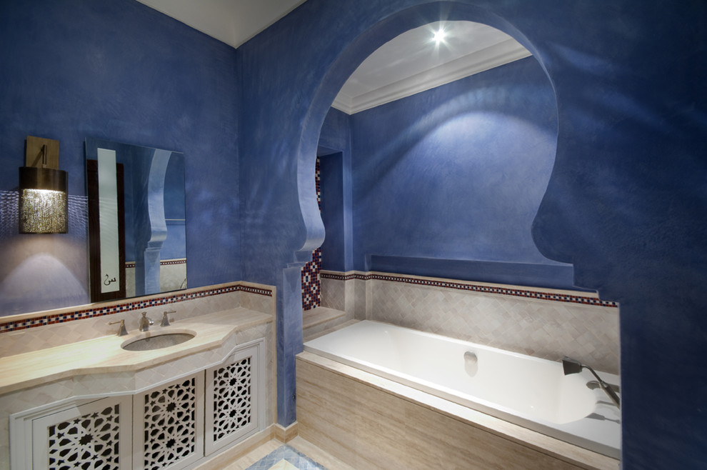 Идея дизайна: ванная комната в средиземноморском стиле с накладной ванной