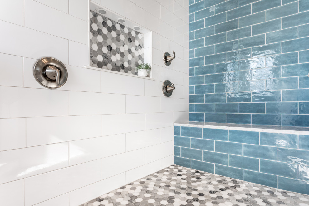 Пример оригинального дизайна: большая главная ванная комната в современном стиле с фасадами в стиле шейкер, синими фасадами, угловым душем, белой плиткой, керамогранитной плиткой, серыми стенами, полом из винила, врезной раковиной, столешницей из искусственного кварца, серым полом, открытым душем и белой столешницей