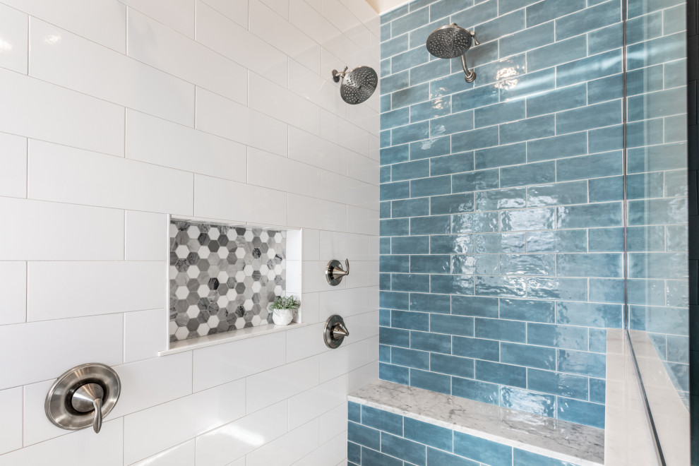Cette image montre une grande salle de bain principale design avec un placard à porte shaker, des portes de placard bleues, une douche d'angle, un carrelage blanc, des carreaux de porcelaine, un mur gris, un sol en vinyl, un lavabo encastré, un plan de toilette en quartz modifié, un sol gris, aucune cabine et un plan de toilette blanc.