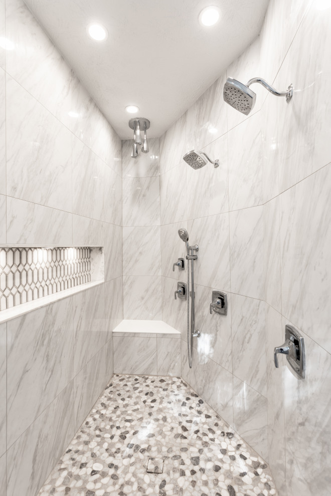 Idéer för att renovera ett stort funkis badrum, med möbel-liknande, vita skåp, en öppen dusch, vit kakel, porslinskakel, vinylgolv, grått golv och dusch med gångjärnsdörr