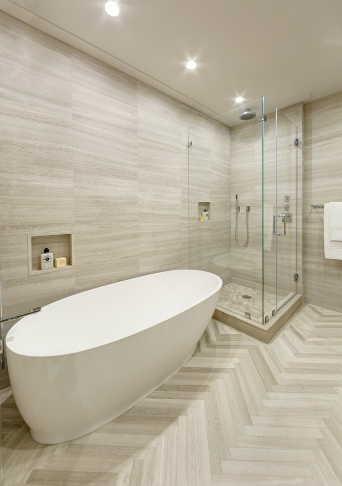 Exemple d'une grande salle de bain principale tendance en bois clair avec un lavabo encastré, un placard à porte plane, un plan de toilette en calcaire, une baignoire indépendante, une douche d'angle, WC à poser, un carrelage marron, un carrelage de pierre, un mur marron et un sol en calcaire.