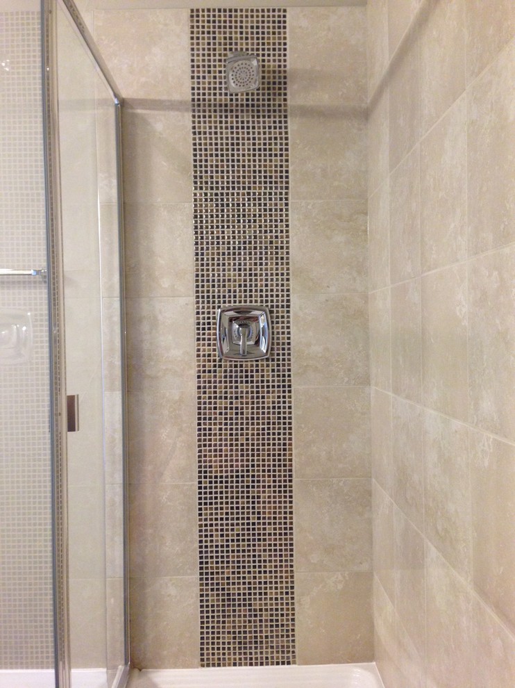 Kleines Klassisches Duschbad mit Badewanne in Nische, Duschbadewanne, Wandtoilette mit Spülkasten, grauen Fliesen, Keramikfliesen, grauer Wandfarbe und Granit-Waschbecken/Waschtisch in Denver
