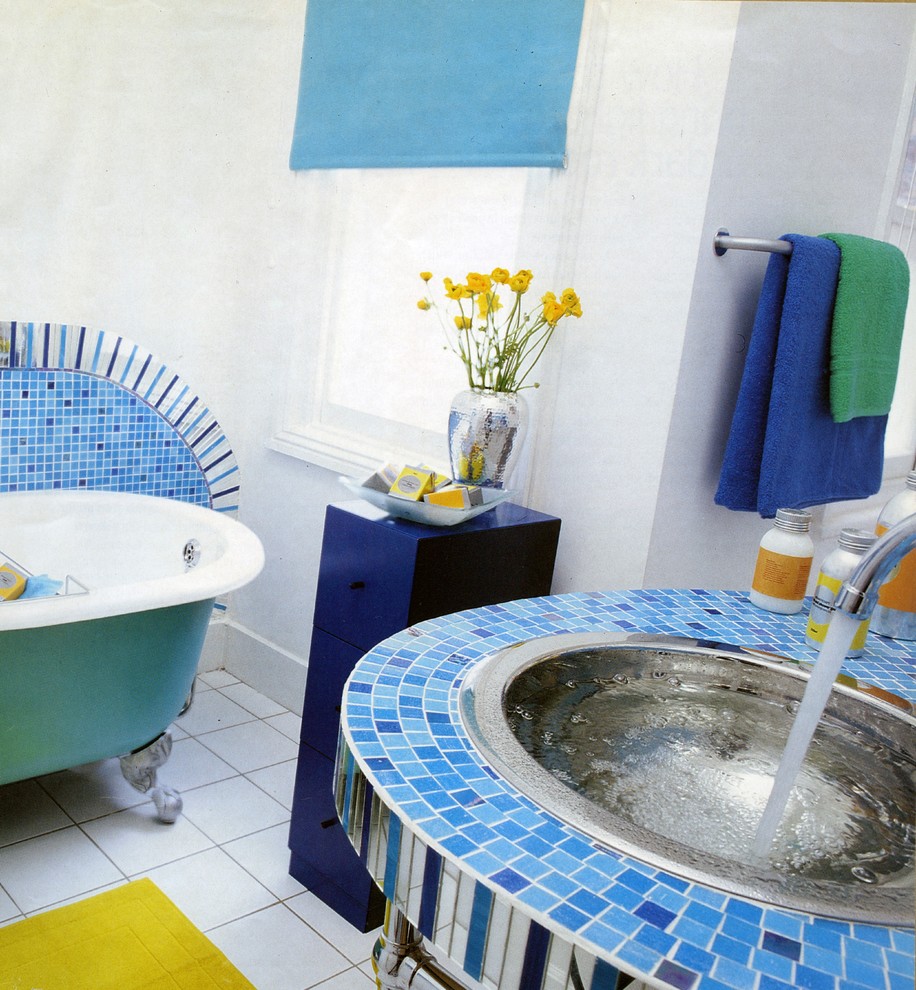 Foto på ett litet eklektiskt badrum, med blå kakel
