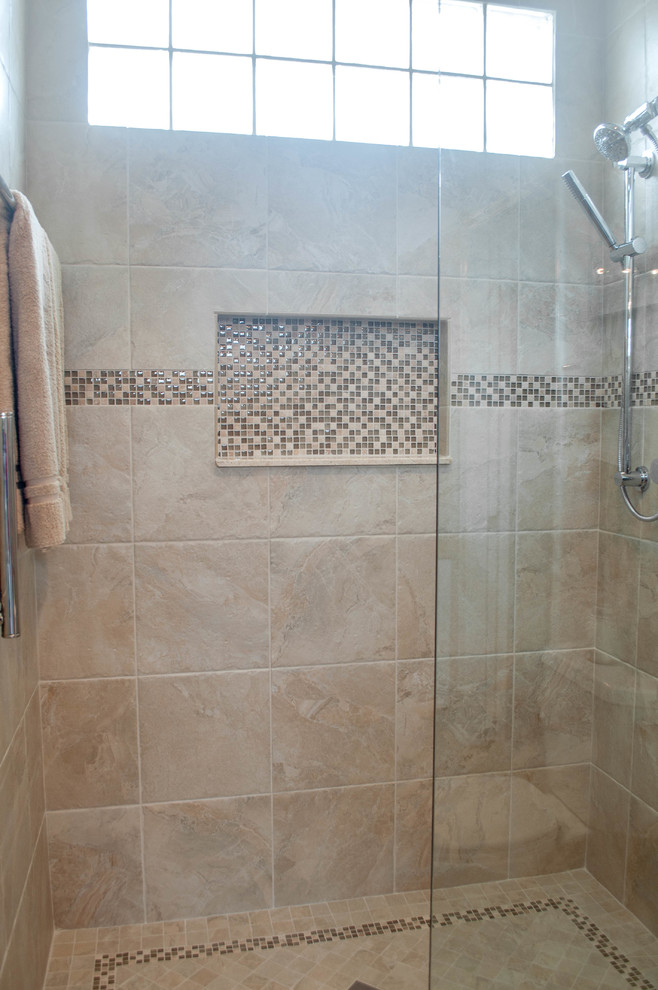 Immagine di una stanza da bagno chic di medie dimensioni con doccia alcova, piastrelle beige, piastrelle in gres porcellanato e porta doccia a battente