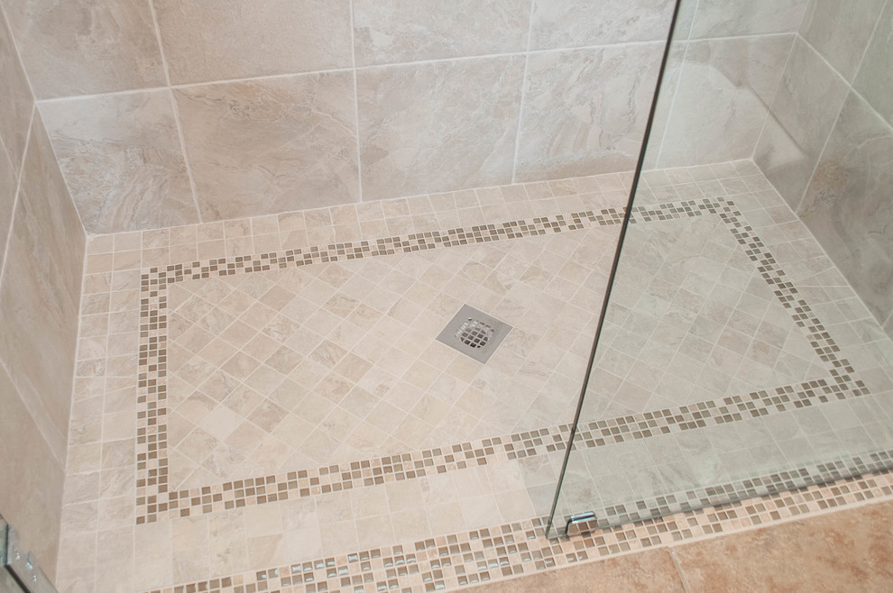 Diseño de cuarto de baño clásico renovado de tamaño medio con ducha empotrada, baldosas y/o azulejos beige, baldosas y/o azulejos de porcelana y ducha con puerta con bisagras