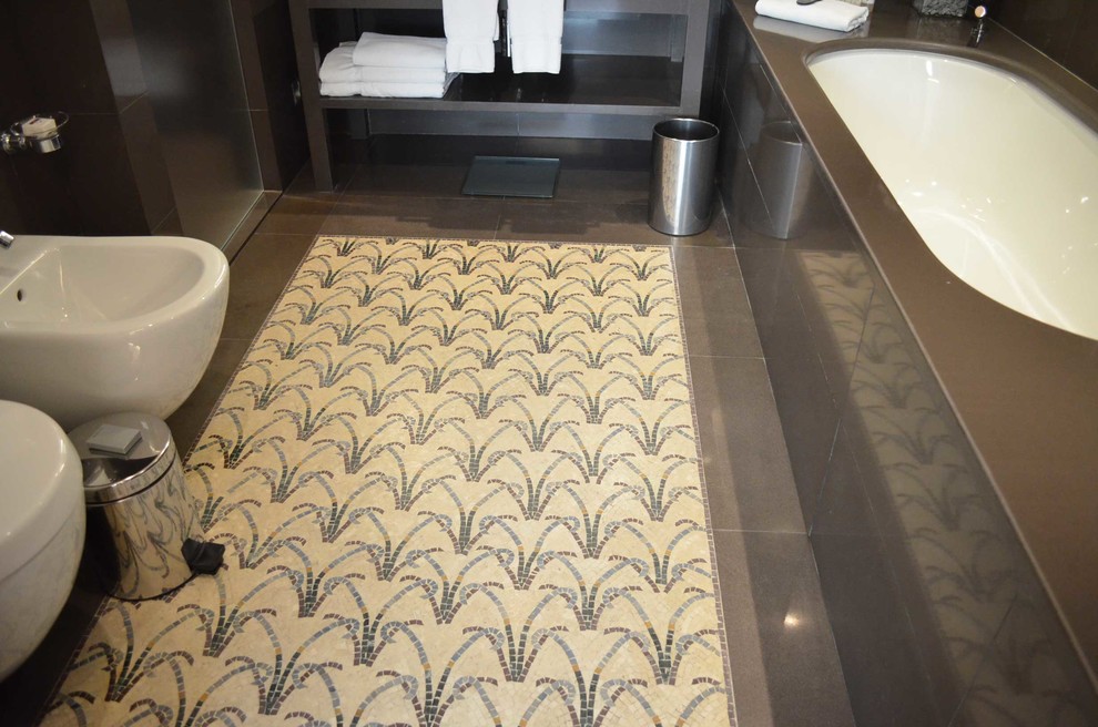 На фото: ванная комната в современном стиле с полом из мозаичной плитки и бежевым полом с