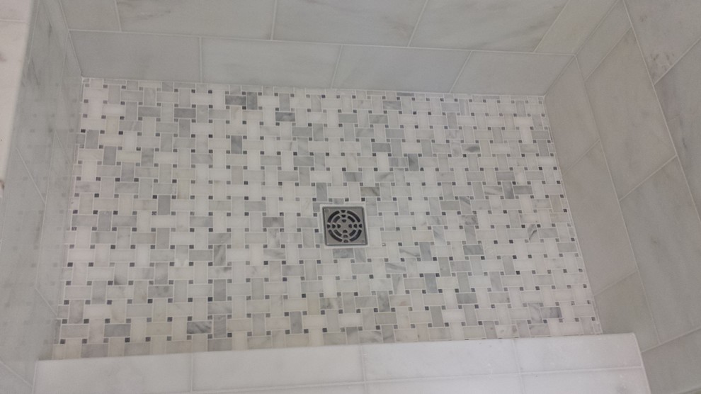 Ejemplo de cuarto de baño minimalista de tamaño medio con ducha empotrada, baldosas y/o azulejos grises, baldosas y/o azulejos de mármol y aseo y ducha