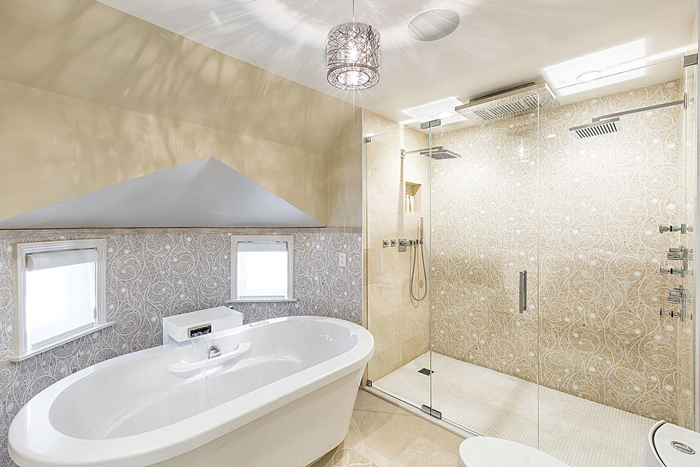 Inspiration pour une salle de bain principale design avec une baignoire indépendante, une douche à l'italienne, un carrelage beige, mosaïque, un mur beige et un sol en marbre.