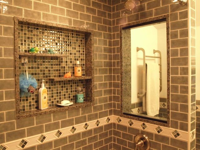 ニューアークにある低価格の小さなトラディショナルスタイルのおしゃれな浴室 (フラットパネル扉のキャビネット、白いキャビネット、アルコーブ型浴槽、シャワー付き浴槽	、一体型トイレ	、緑のタイル、セラミックタイル、白い壁、セラミックタイルの床、アンダーカウンター洗面器、白い床、シャワーカーテン、珪岩の洗面台) の写真
