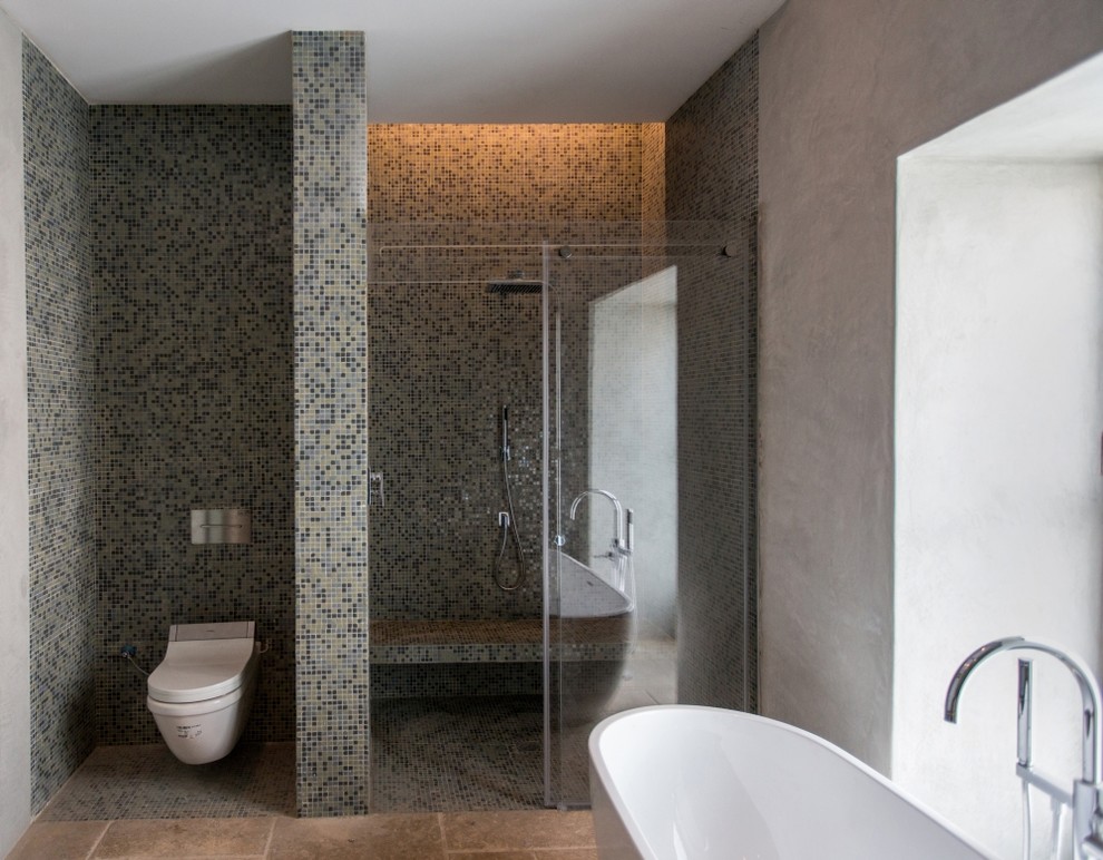 Bild på ett mellanstort funkis badrum med dusch, med svart kakel och kalkstensgolv