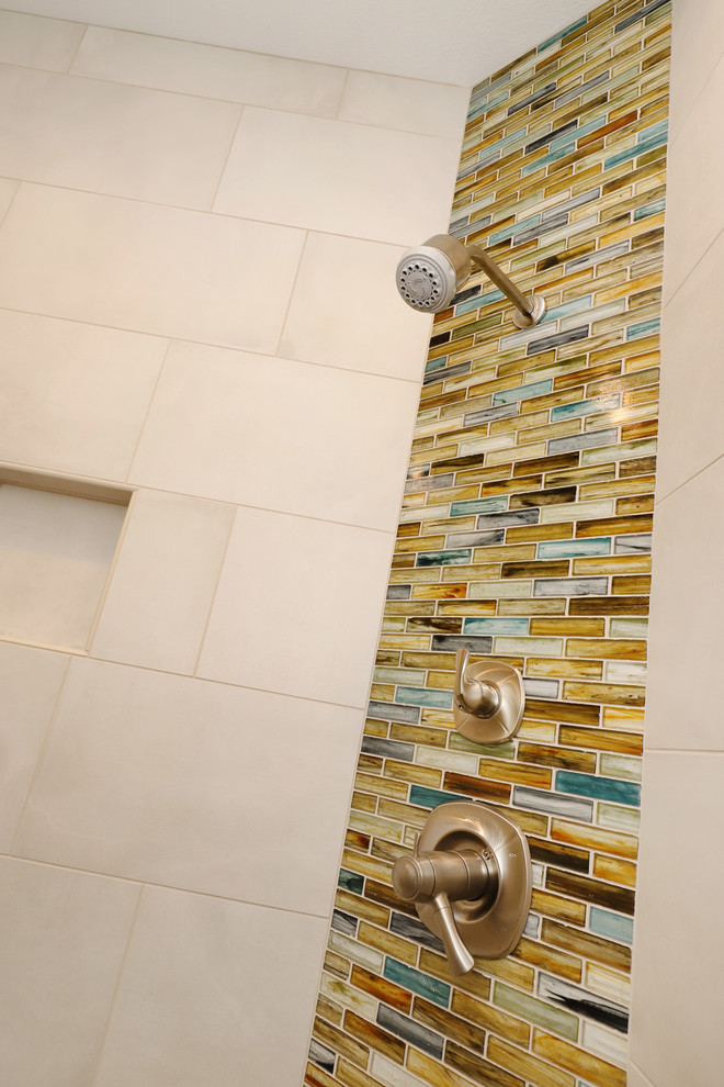 Inspiration för mellanstora klassiska en-suite badrum, med luckor med infälld panel, skåp i ljust trä, en hörndusch, flerfärgad kakel, mosaik, blå väggar, cementgolv, ett undermonterad handfat, bänkskiva i kvarts, grått golv och dusch med gångjärnsdörr