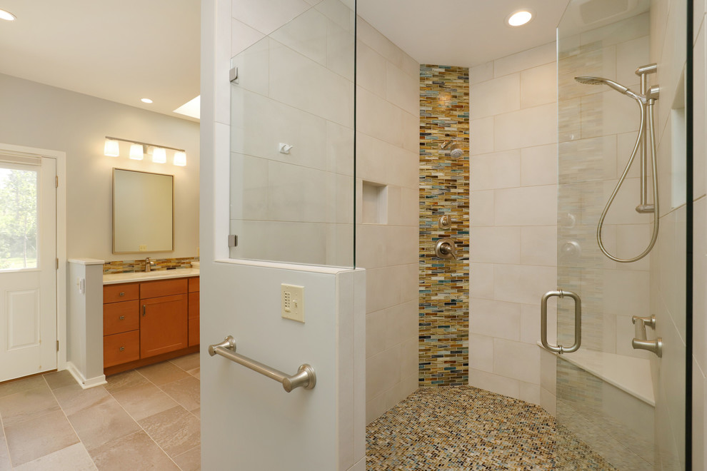 Aménagement d'une salle de bain principale classique en bois clair de taille moyenne avec un placard avec porte à panneau encastré, une douche d'angle, un carrelage multicolore, mosaïque, un mur bleu, carreaux de ciment au sol, un lavabo encastré, un plan de toilette en quartz modifié, un sol gris et une cabine de douche à porte battante.