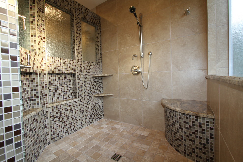 Foto di una grande stanza da bagno design con doccia aperta, piastrelle beige, piastrelle marroni, piastrelle a mosaico, pareti beige e pavimento con piastrelle a mosaico